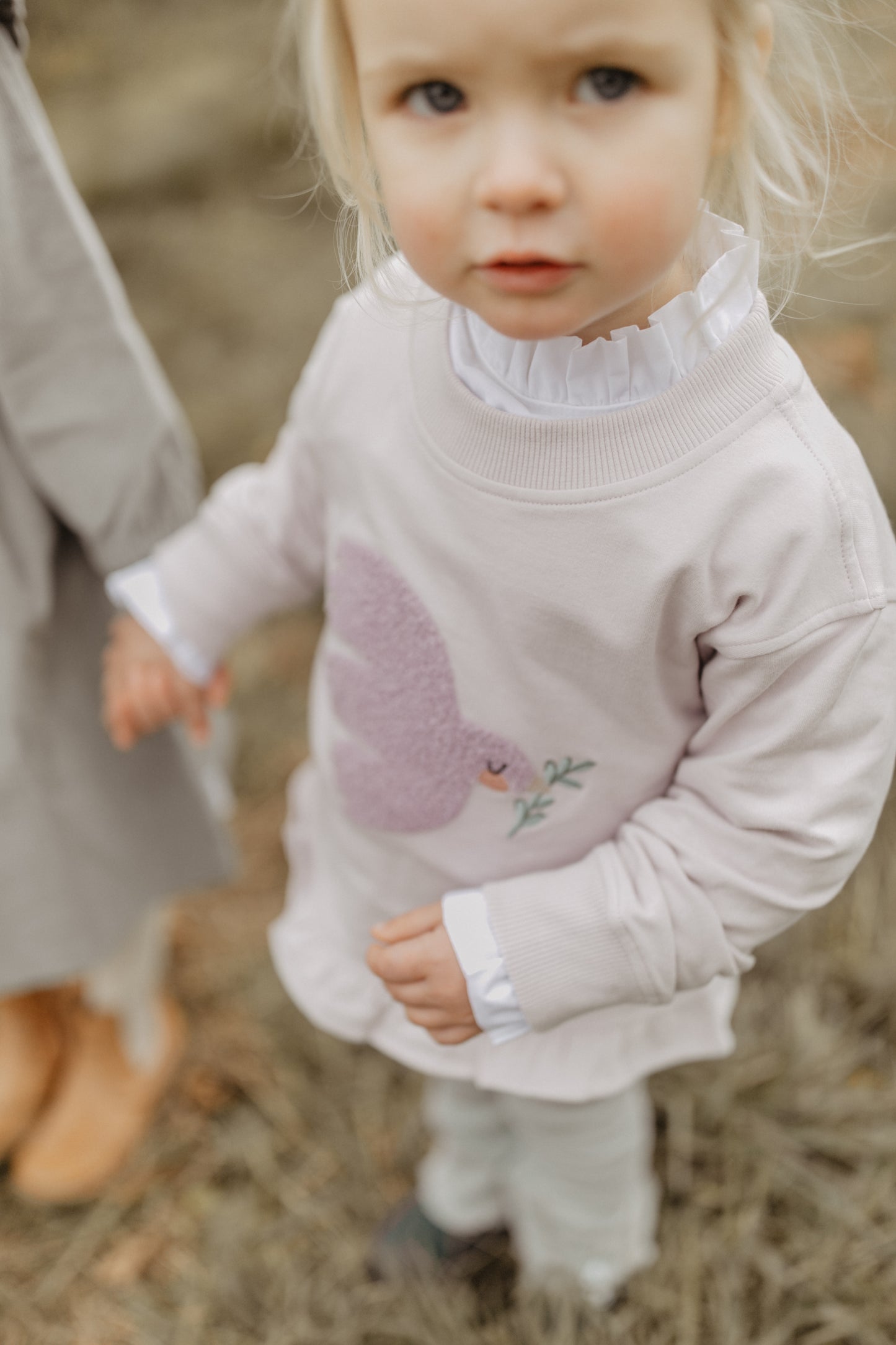 Leevje Sweatshirt 'bird' mit Rüschensaum