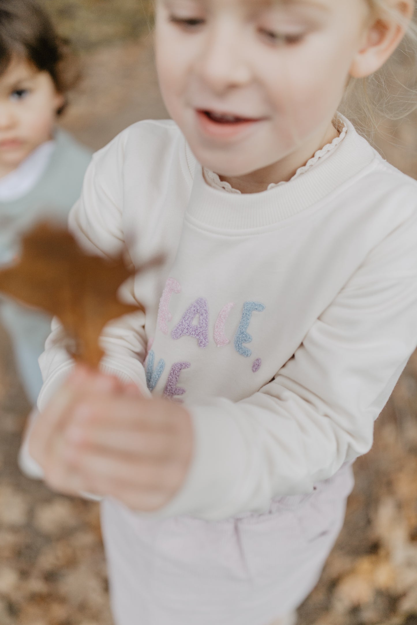 Leevje Sweatshirt 'peace, love & joy' mit Rüschensaum