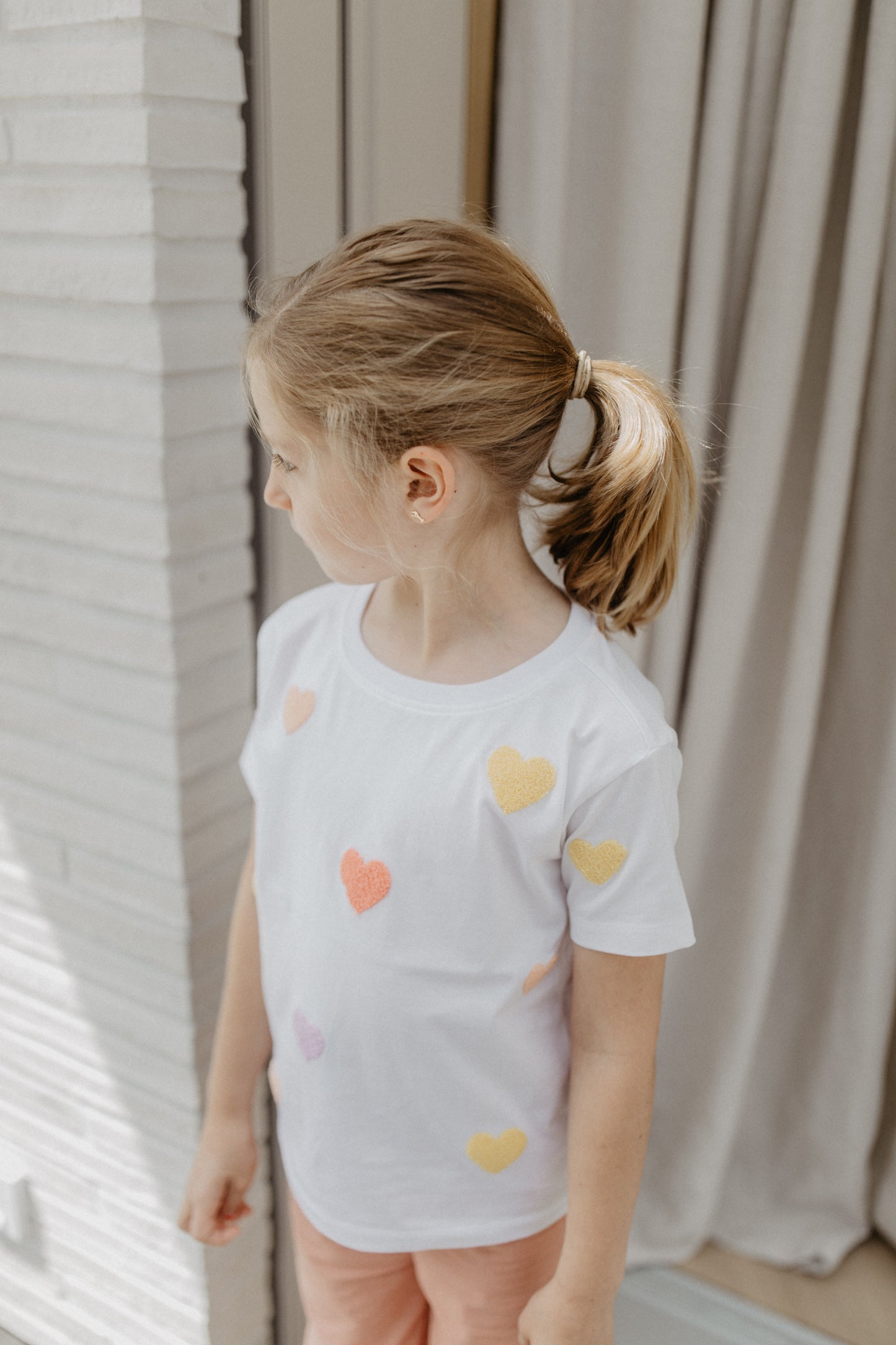 Leevje T-Shirt mit Herz-Stickerei