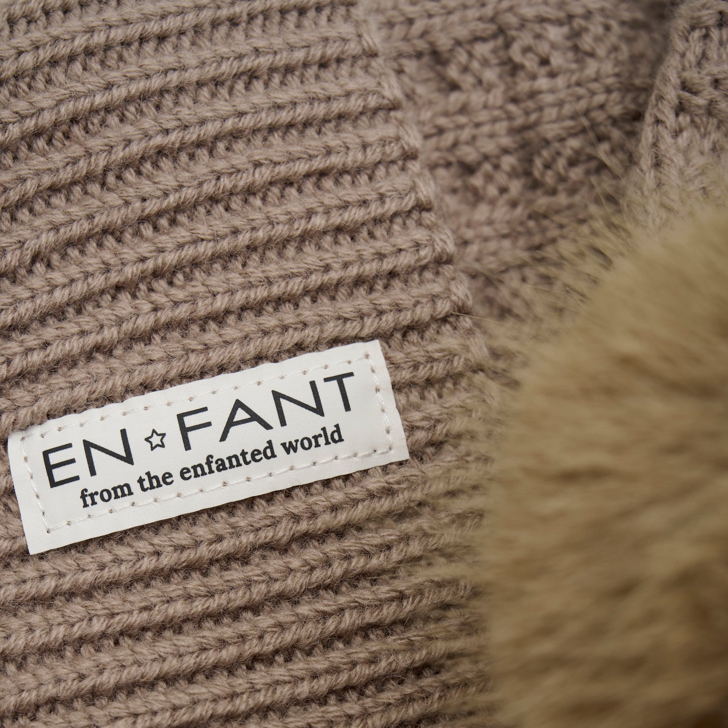 En Fant Beanie mit Bommel