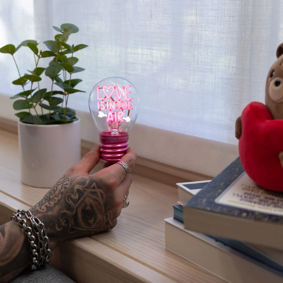 Legami Dekorative glühbirnenförmige Tischlampe - Liebe liegt in der Luft