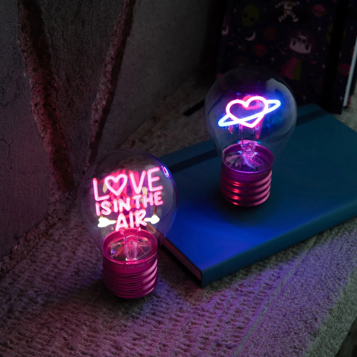 Legami Dekorative glühbirnenförmige Tischlampe - Liebe liegt in der Luft