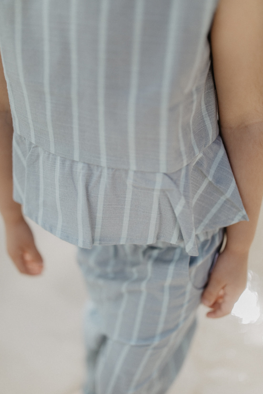 Leevje Top mit Rüschensaum gestreift